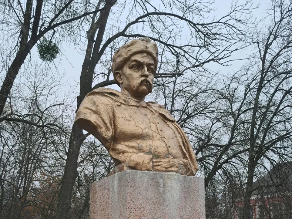 Погруддя Богдана Хмельницького в гетьманській шапці на гранітному постаменті