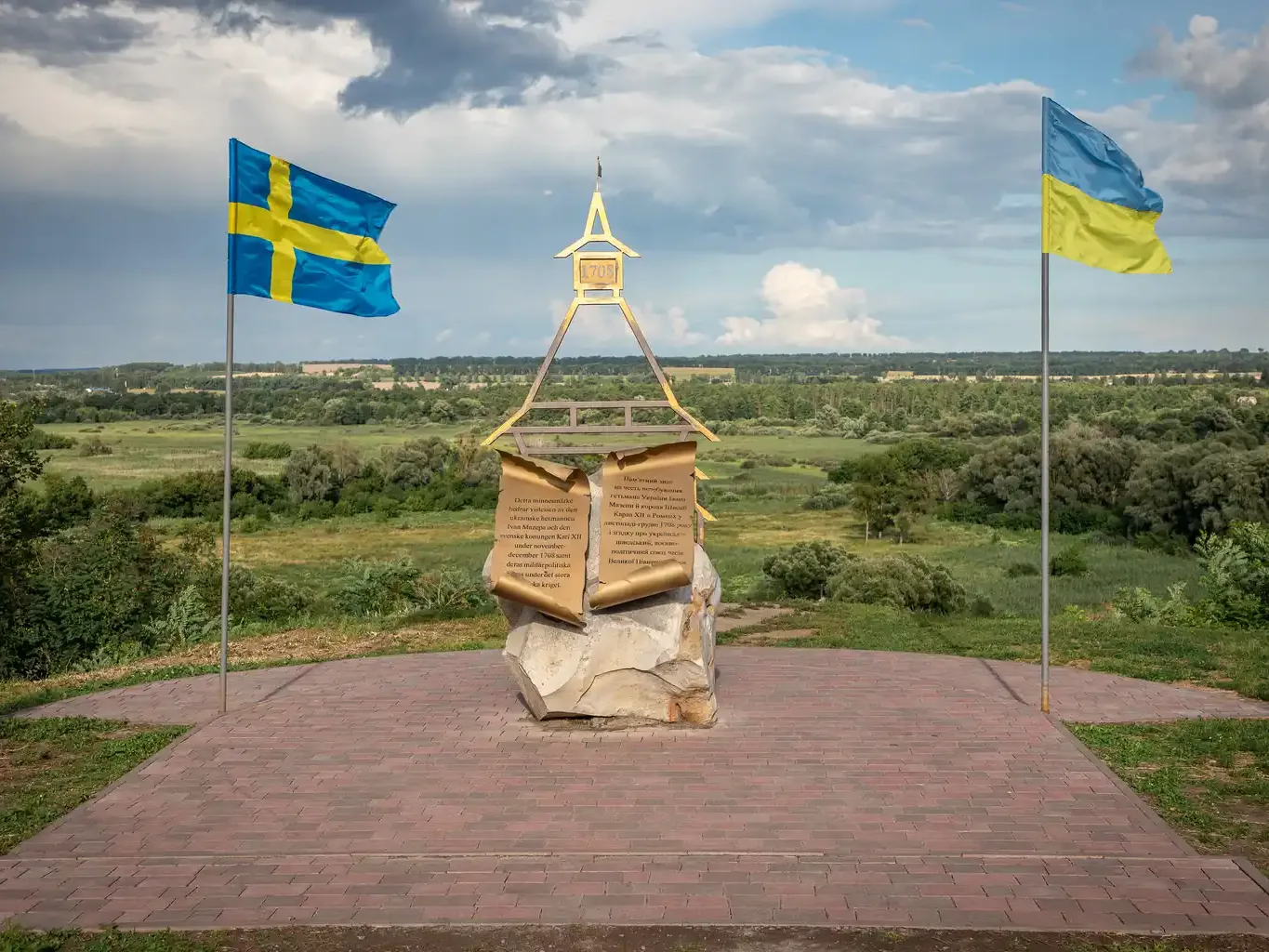 Памʼятний знак на честь Івана Мазепи та Карла XII
