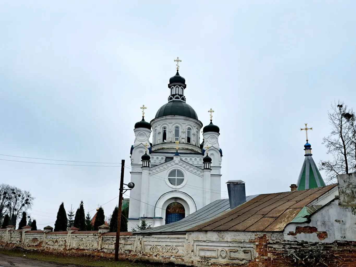 Біло-зелена церква з зеленими банями та золотими хрестами